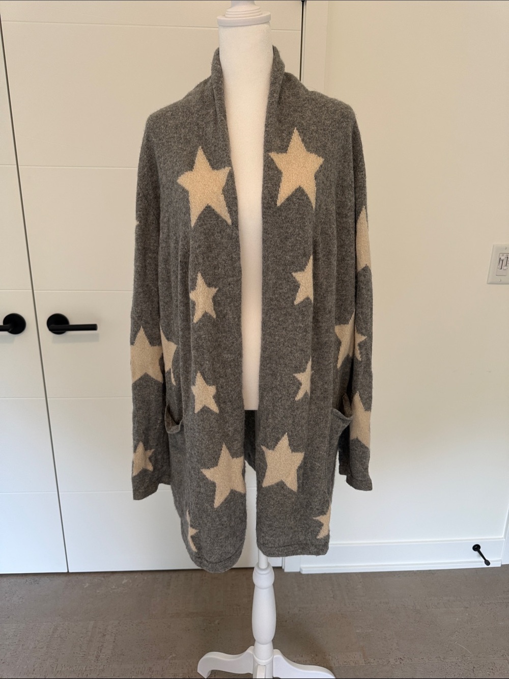 Brodie Cashmere Cozy Star-Print Open Cardigan in Gray & Cream
